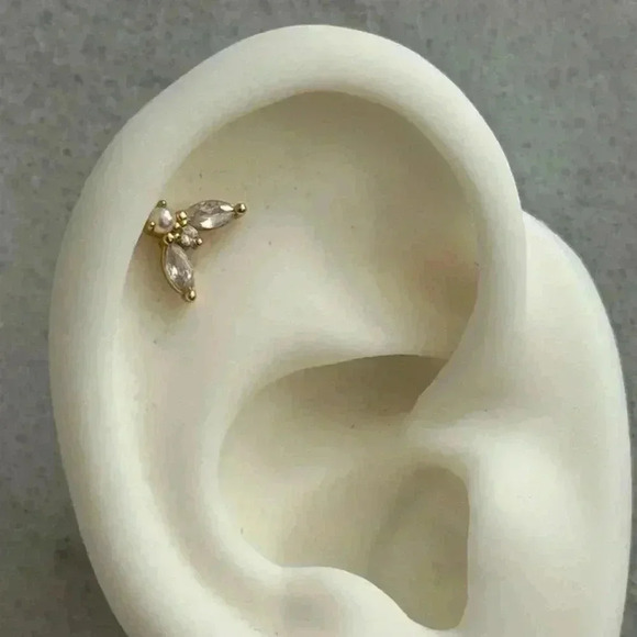 Modest Lu Jewelry - 18k Gold Crystal Leaf Pearl Cartilage Earring 

Brand New